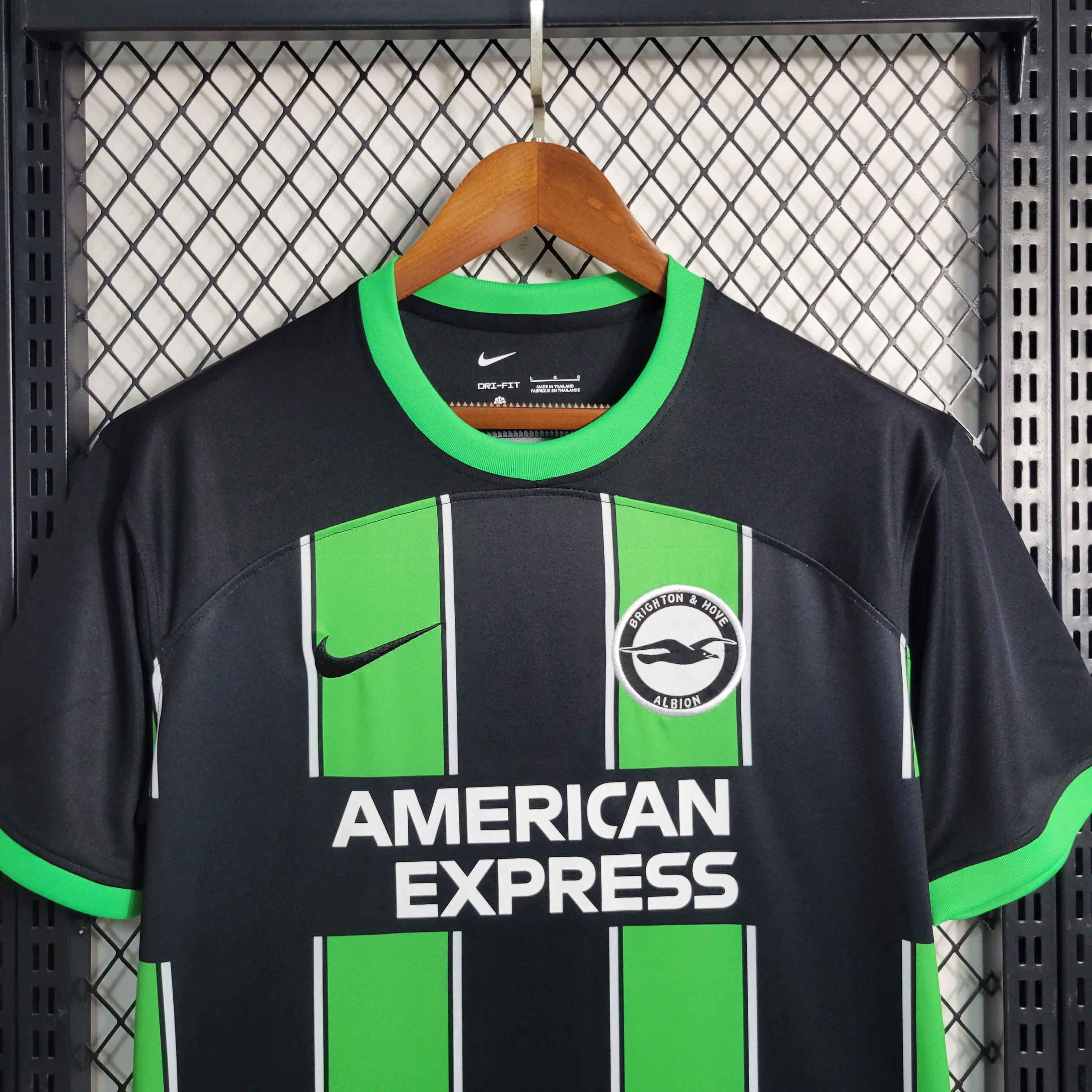 Maillot Brighton 2023-24 Le 12 -ème Maillot, maillot de football avec logo et détails de l'équipe en images.
