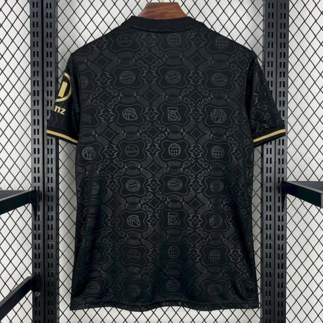 Maillot noir Bayern Munich 25/26, édition 125ème, par Le 12 -ème Maillot, vue de face avec logo et détails du maillot.