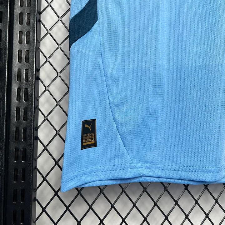 Maillot domicile Manchester City 2024/25 Le 12 -ème Maillot, maillot de football avec logo et détails en bleu et blanc