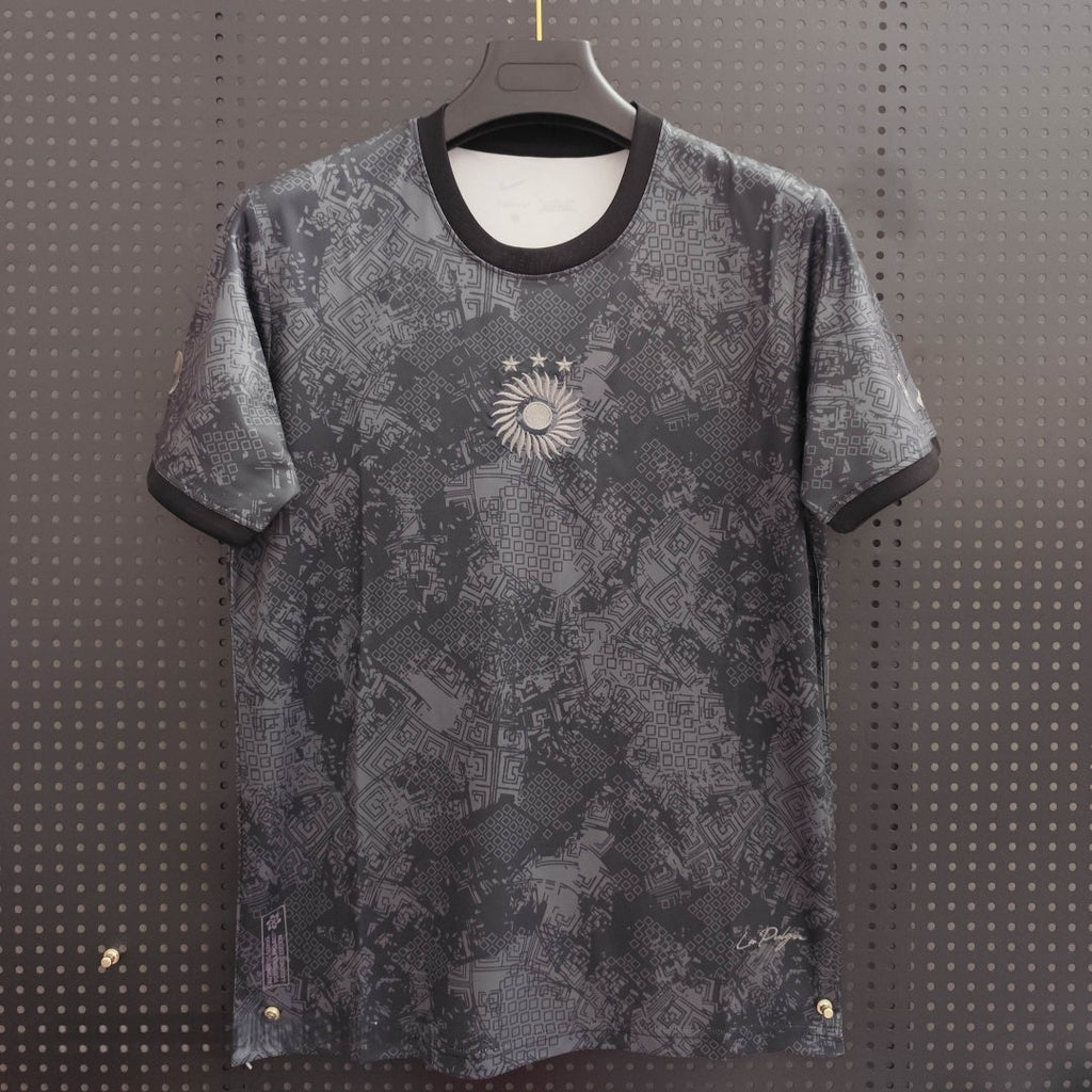Maillot de football Argentine Spécial 25/26 gris de la marque Le 12 -ème Maillot, vue de face avec détails du design gris.
