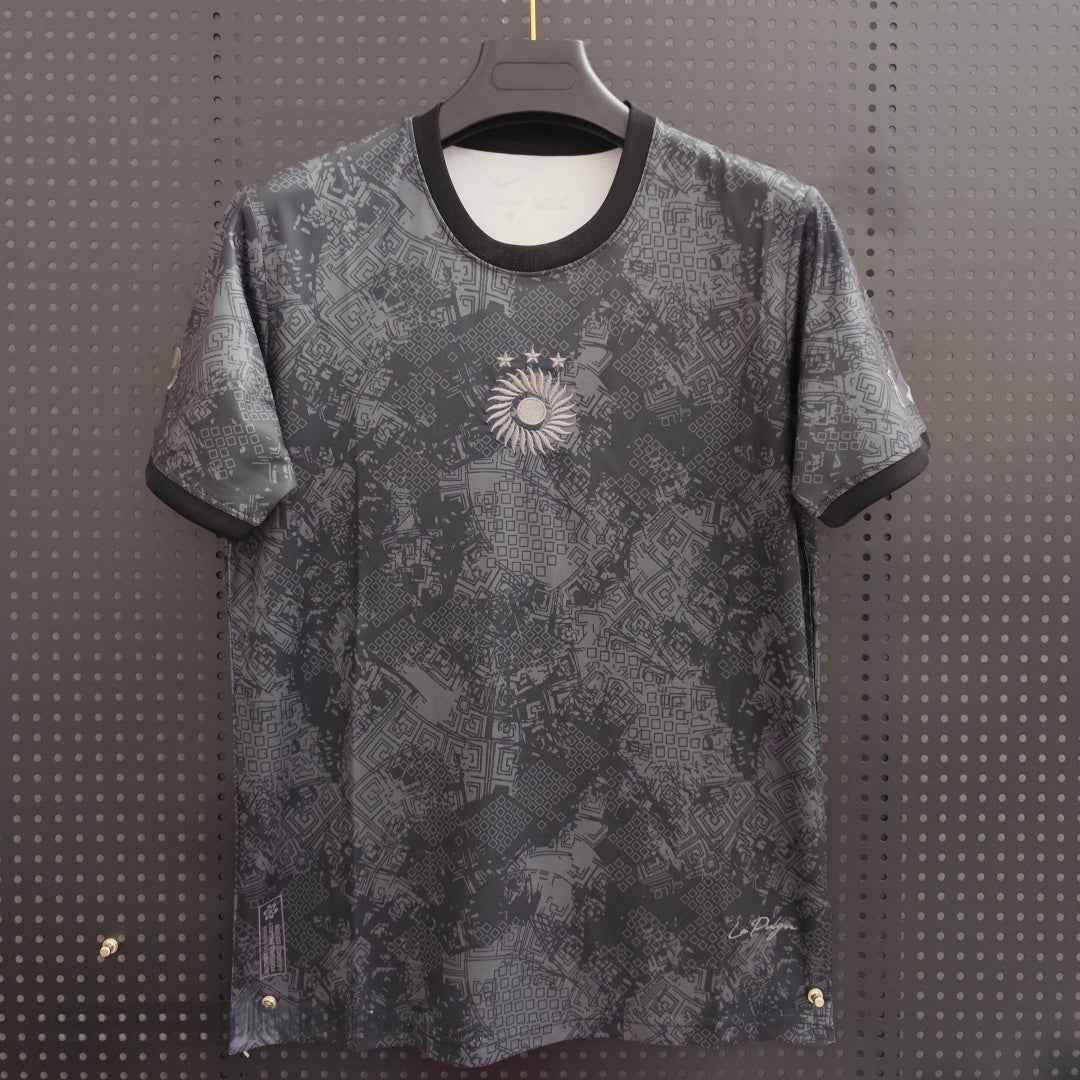 Maillot de football Argentine Spécial 25/26 gris de la marque Le 12 -ème Maillot, vue de face avec détails du design gris.