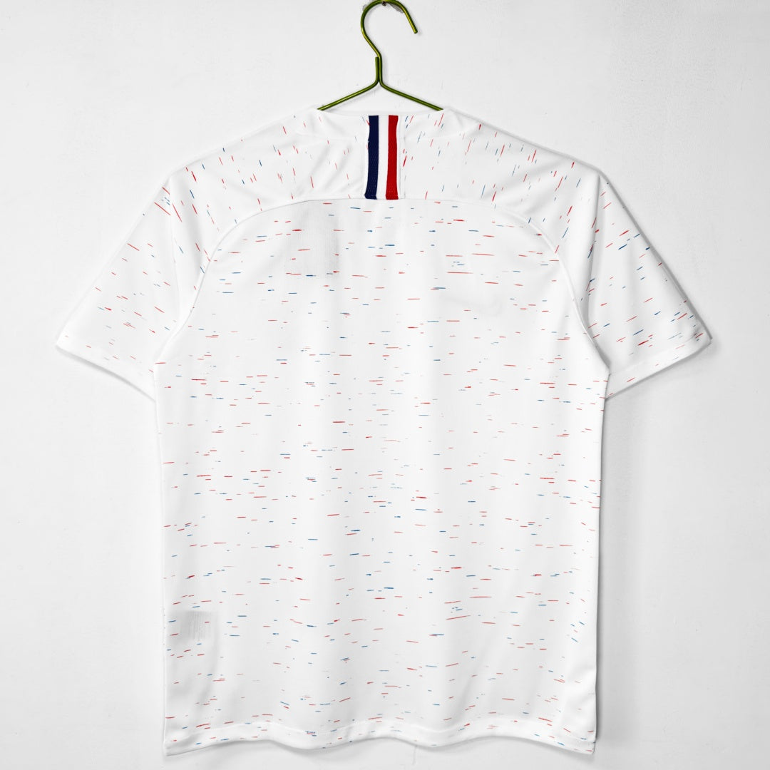 Maillot extérieur France 2018 rétro de la marque Le 12 -ème Maillot, vue de face avec logo et design vintage.