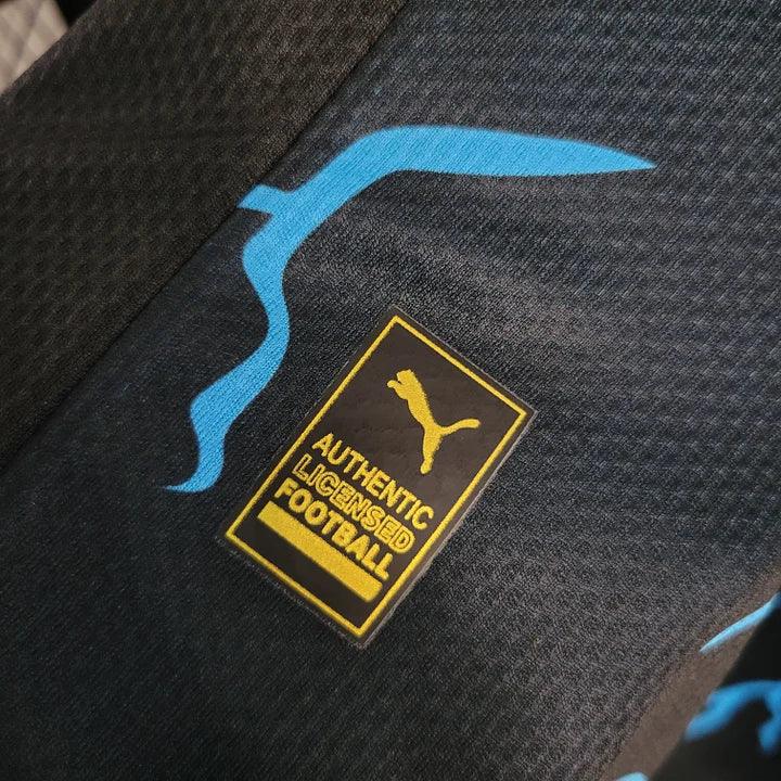 Maillot Manchester City saison 2023-2024 édition spéciale, marque Le 12 -ème Maillot, vue de face avec logo et design distinctif