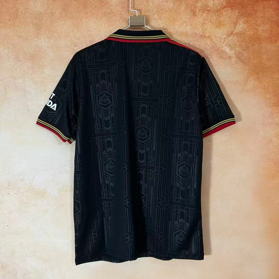 Maillot de football Arsenal 2024/2025 noir, modèle spécial de la marque Le 12 -ème Maillot, vue de face.