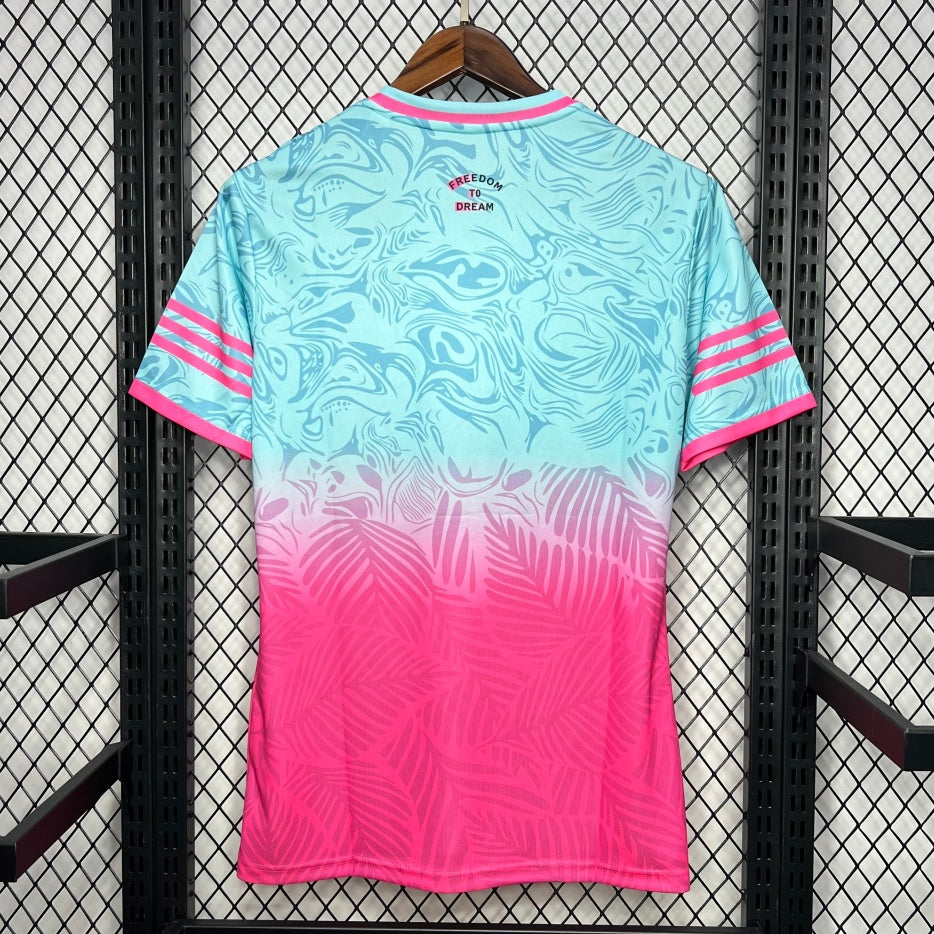 Maillot de football Inter Miami 25/26, modèle spécial C, par Le 12 -ème Maillot, vue avant du maillot blanc avec logo et détails.