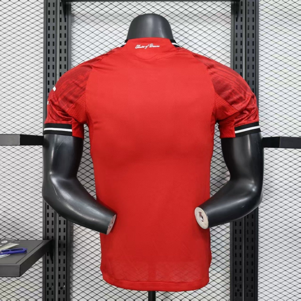 Maillot domicile Manchester United Version Joueur 25/26, marque Le 12 -ème Maillot, vue front avec logo et détails rouges.