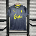 Maillot extérieur Everton 2024-25 Le 12 -ème Maillot, maillot de football bleu avec logo de l'équipe.