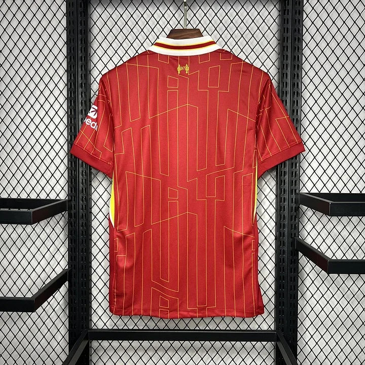 Maillot domicile Liverpool 2024/25 de la marque Le 12 -ème Maillot, devant du maillot rouge avec logo officiel.