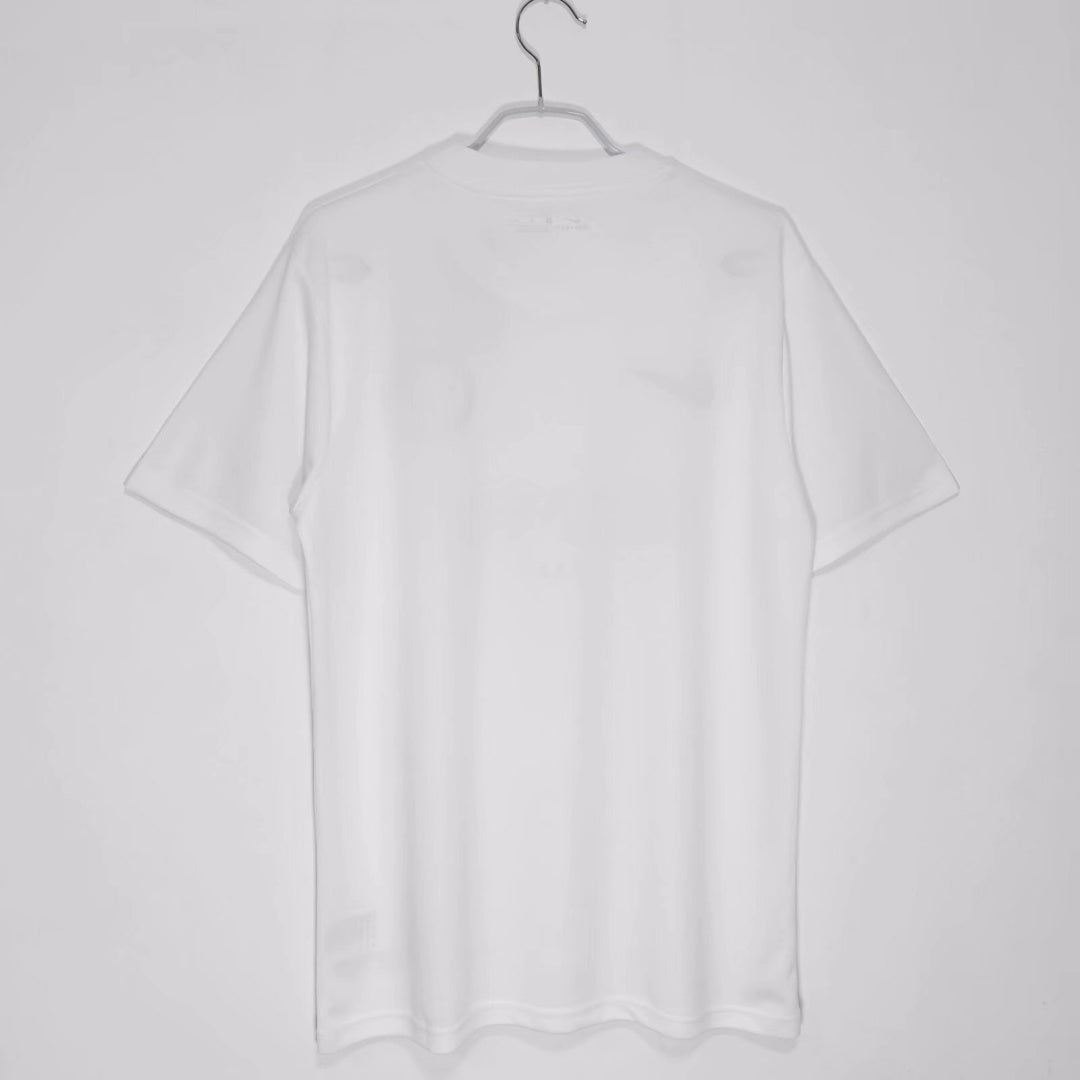 Maillot rétro PSG blanc 2020, Le 12 -ème Maillot, veste de football classique avec logo et design vintage visible sur l'image.