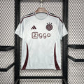 Maillot Ajax Amsterdam 2024-2025 third de Le 12, maillot de football orange avec logo officiel et design moderne.