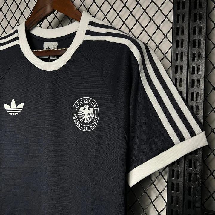 Maillot rétro Allemagne Le 12 -ème Maillot, vue de face, en tissu sportif avec logo national sur la poitrine.