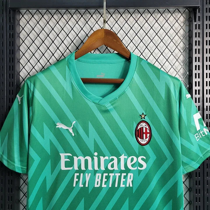 Maillot de gardien AC Milan 2023-2024 Le 12-ème Maillot, maillot de football avec logo et détails en bleu et noir.