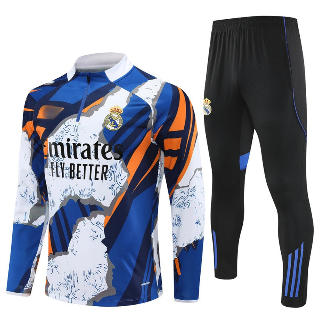 Vêtements d'équipe Real Madrid en taille 25/26, ensemble coloré, par Le 12-ème Maillot, vue de l'ensemble du kit.