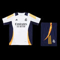 Ensemble Réal Madrid de Le 12 -ème Maillot, maillot blanc avec logo du club et détails bleus, porté par un mannequin.