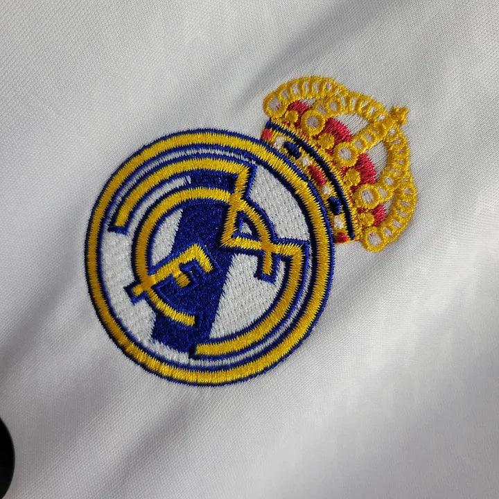 Maillot domicile Real Madrid 2024/25 Le 12 -ème Maillot, maillot de football blanc avec logo du club et détails bleus.