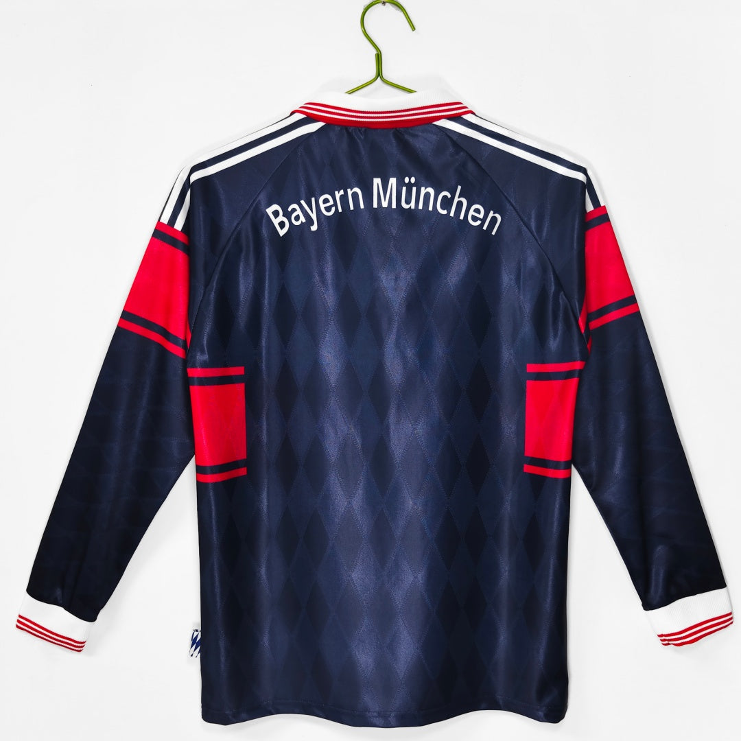 Maillot domicile rétro Bayern Munich 1997-1999 à manches longues, marque Le 12 -ème Maillot, vue de face.