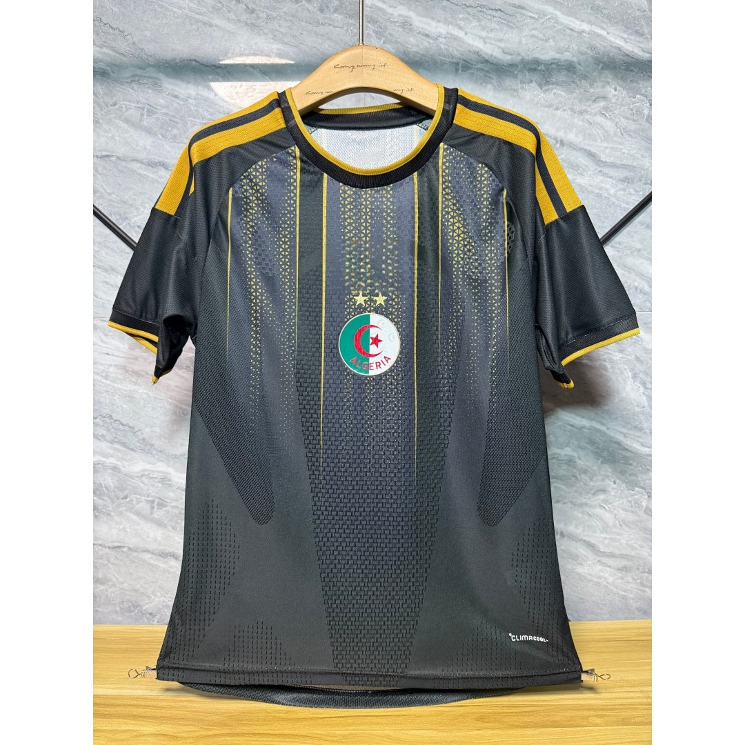 Maillot de football 25/26 Algérie Le 12ème Maillot, maillot noir pour joueur spécial, vue de face avec logo et détails visibles.