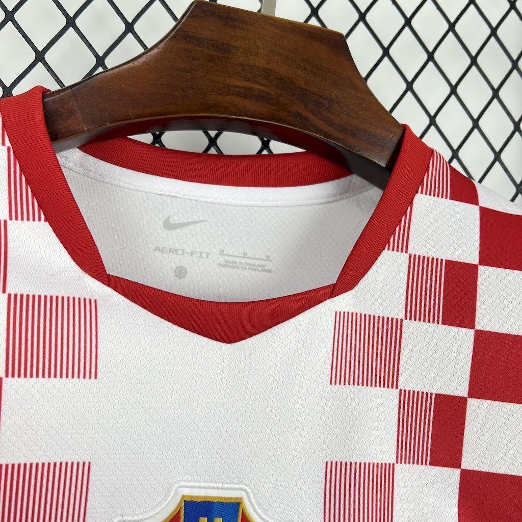 Maillot de la Croatie pour la Coupe du Monde 2026, marque Le 12 -ème Maillot, vue du devant avec logo et design sportif.