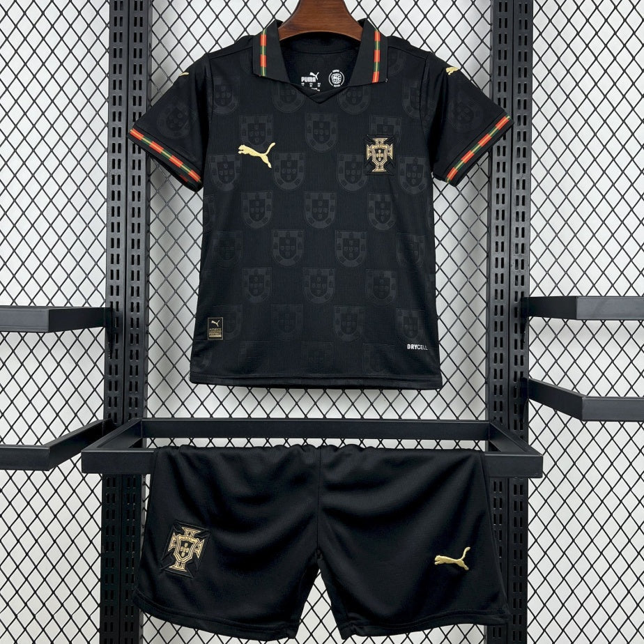 Ensemble pour enfant Portugal 25/26 ans, composé d'un maillot bleu et vert de la marque Le 12 -ème Maillot, prêt à porter.