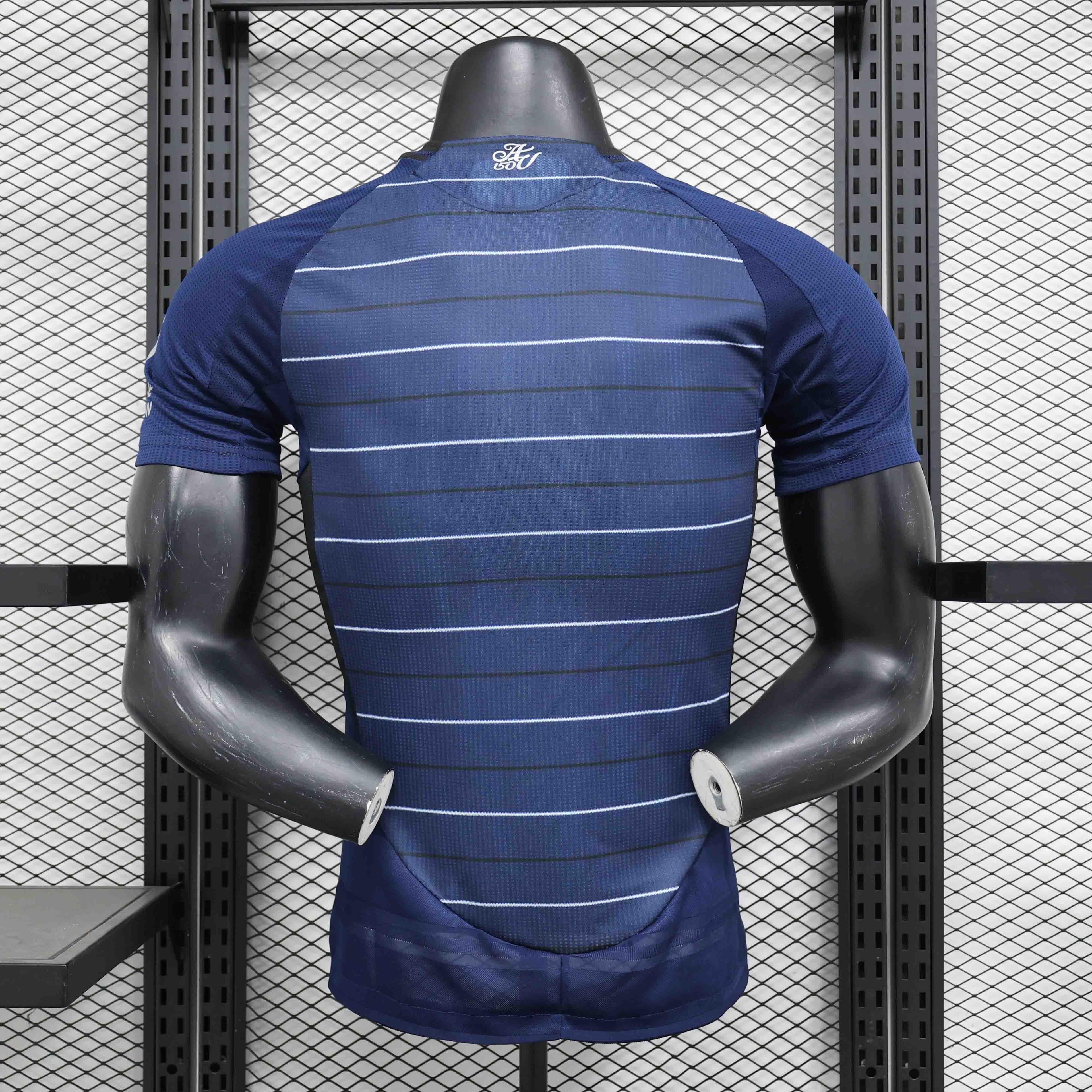 Maillot Aston Villa 2024-25 de Le 12 -ème Maillot, maillot de football avec logo et détails de l'équipe Aston Villa.