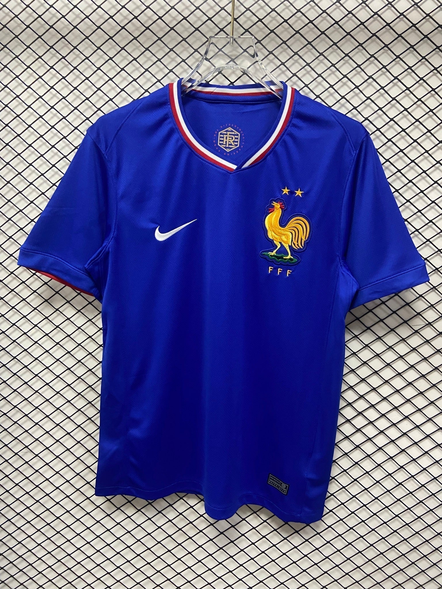 Maillot domicile 24/25 France de Le 12 -ème Maillot, maillot de football bleu avec logo et détails rouges et blancs.