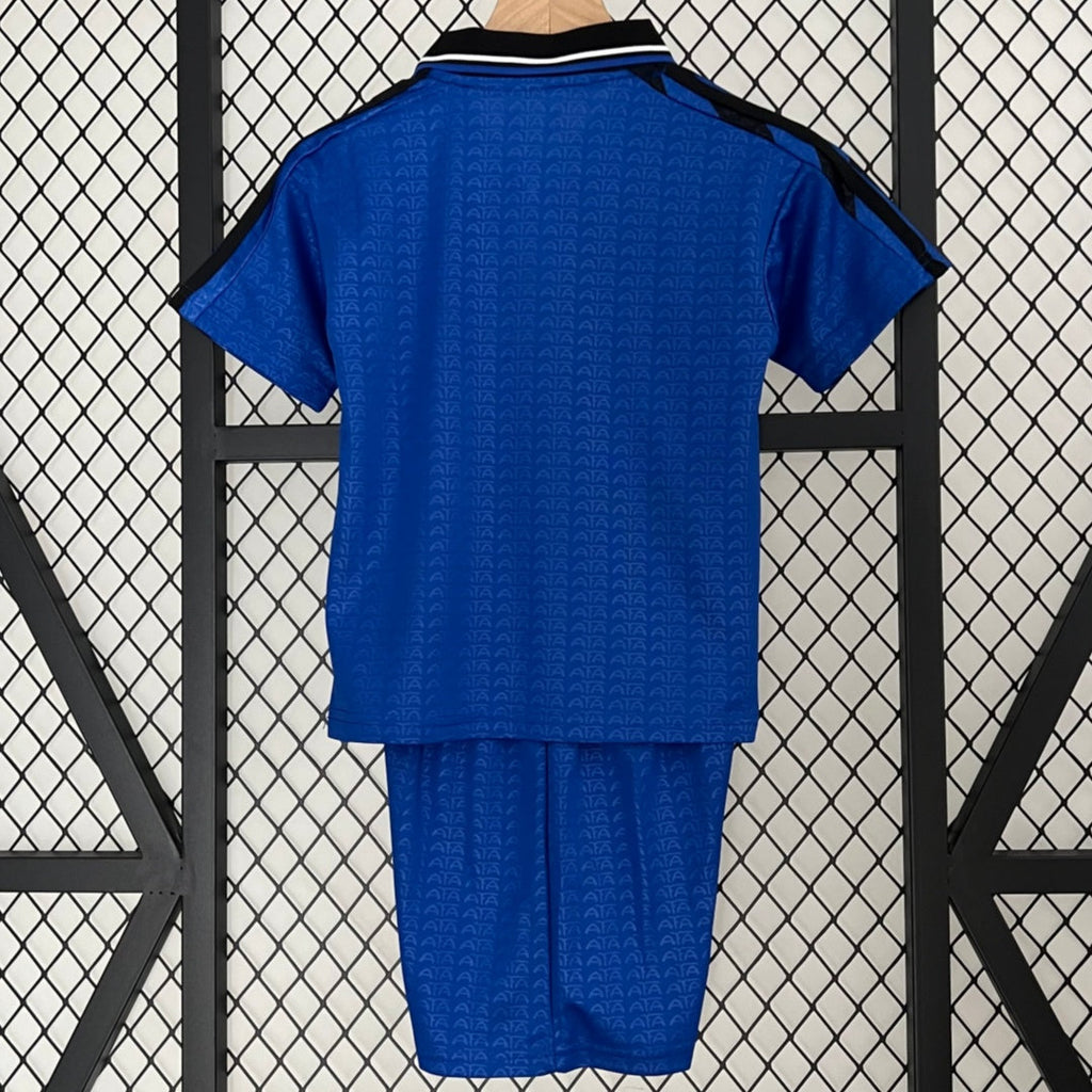 Ensemble enfant Argentine domicile rétro 2005-2006 Le 12-Maillot, maillot et short bleu avec détails argentés sur le devant.