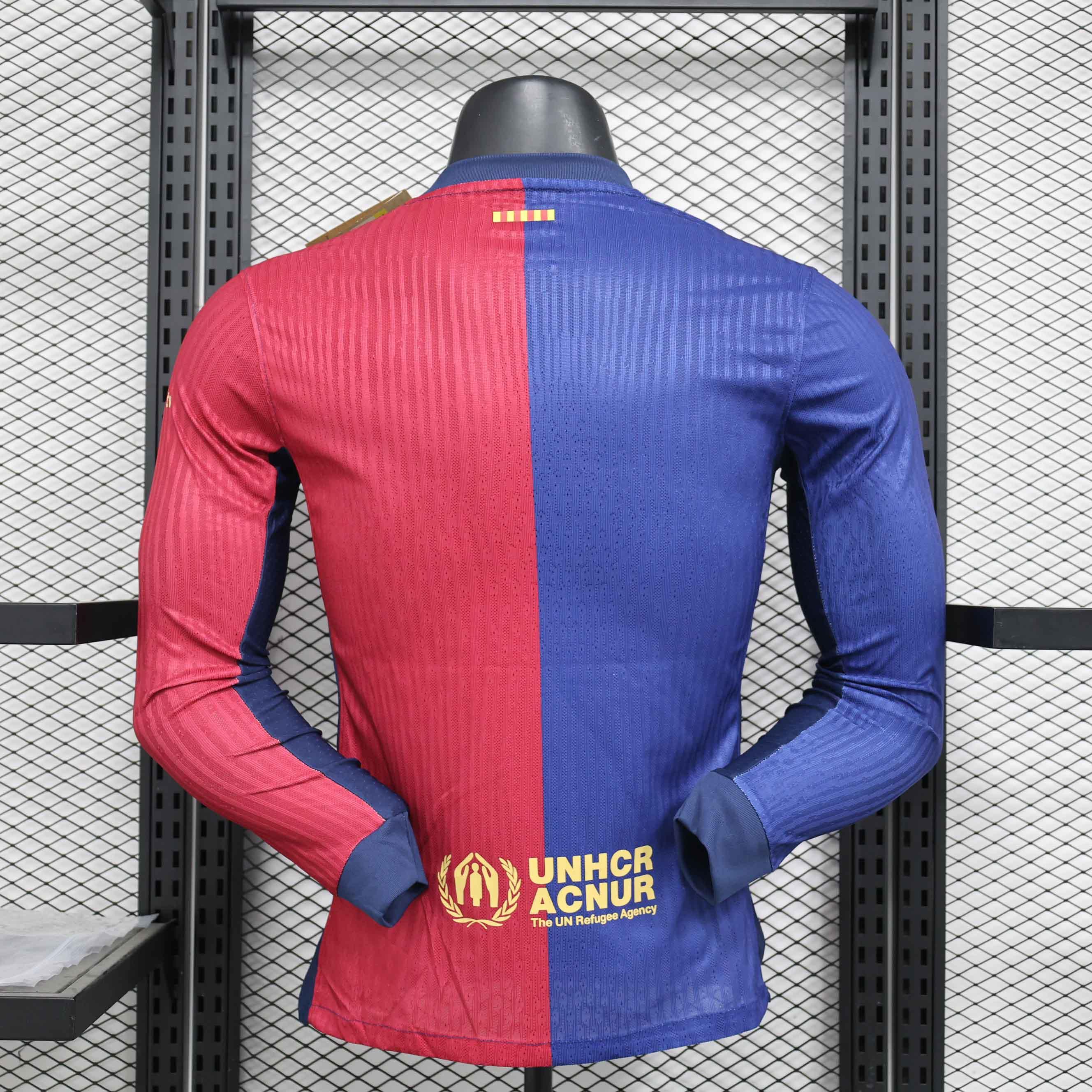 Maillot à manches longues Le 12 -ème Barcelone 24-25, maillot de football officiel, détails du design et logo de l'équipe.