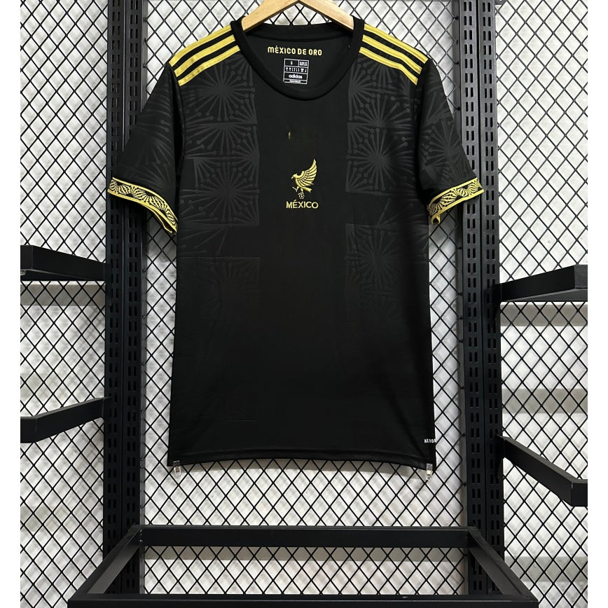 Maillot de football Mexique 25/26 Spécial black de la marque Le 12 -ème Maillot, vue de face avec détails du design noir