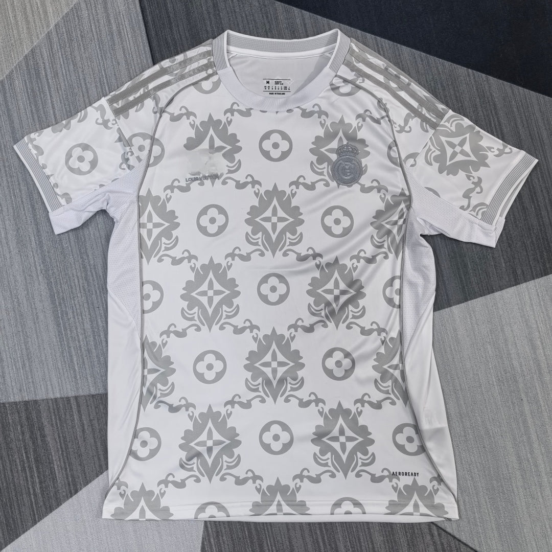 Maillot de football Real Madrid 25/26, modèle spécial LV, marque Le 12 -ème Maillot, vue de face avec logo du club