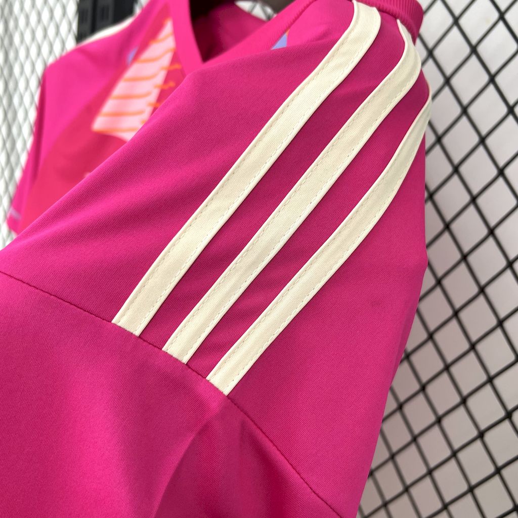 Maillot Flamengo 25-26 de Le 12 -ème Maillot, maillot de football rouge avec logo et numéros, vue frontale.