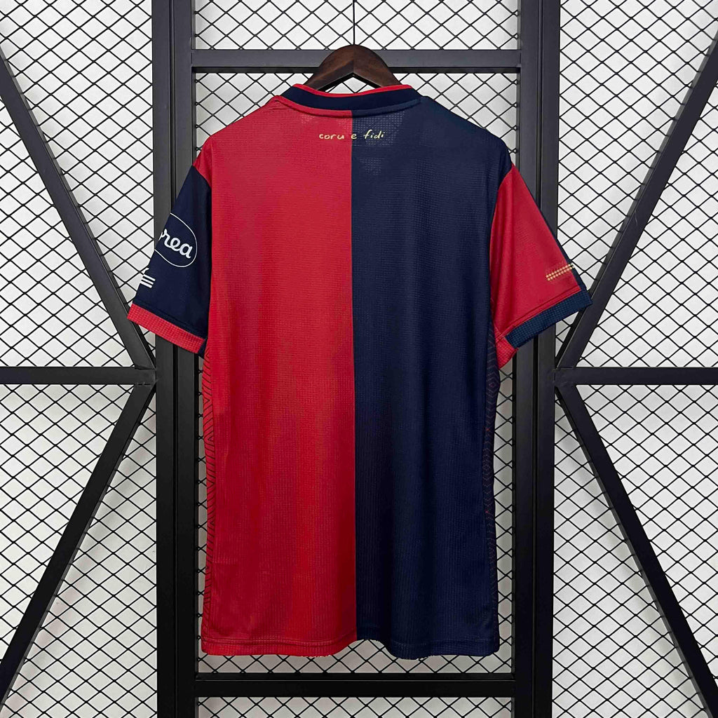 Maillot Cagliari 2024-25 de Le 12 -ème Maillot, vue frontale avec logo et détails du design.