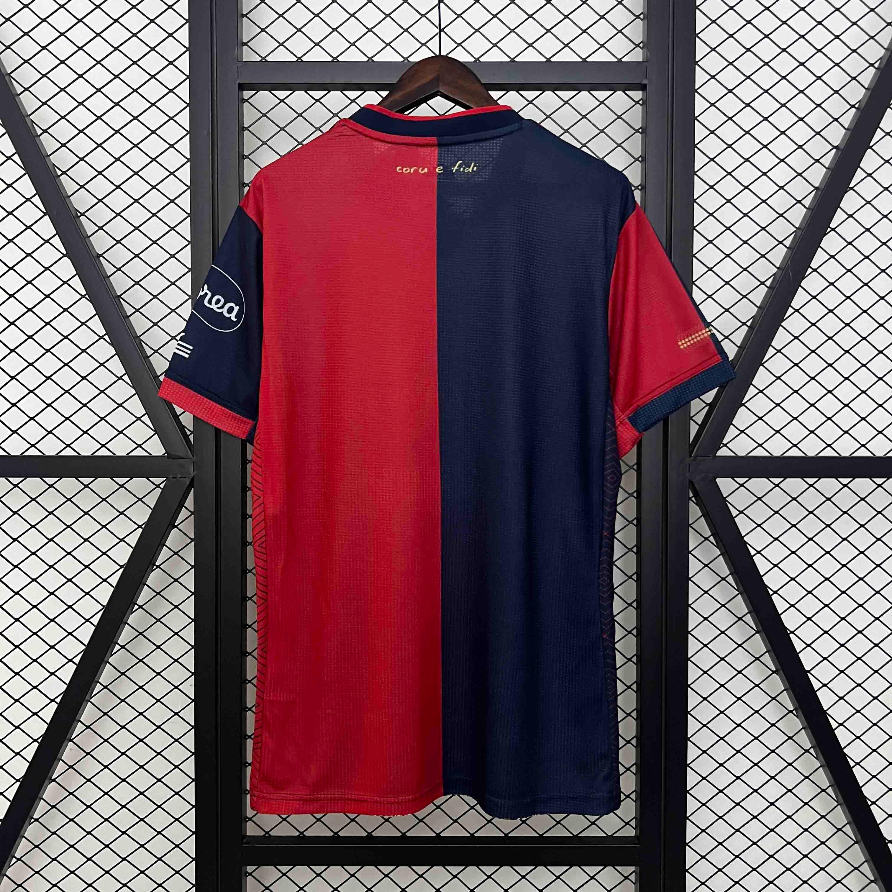 Maillot Cagliari 2024-25 de Le 12 -ème Maillot, vue frontale avec logo et détails du design.