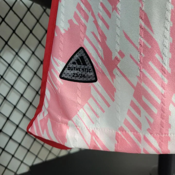 Maillot Manchester United 2023-2024 Le 12-ème Maillot, vue de face avec logo et design officiel du club.
