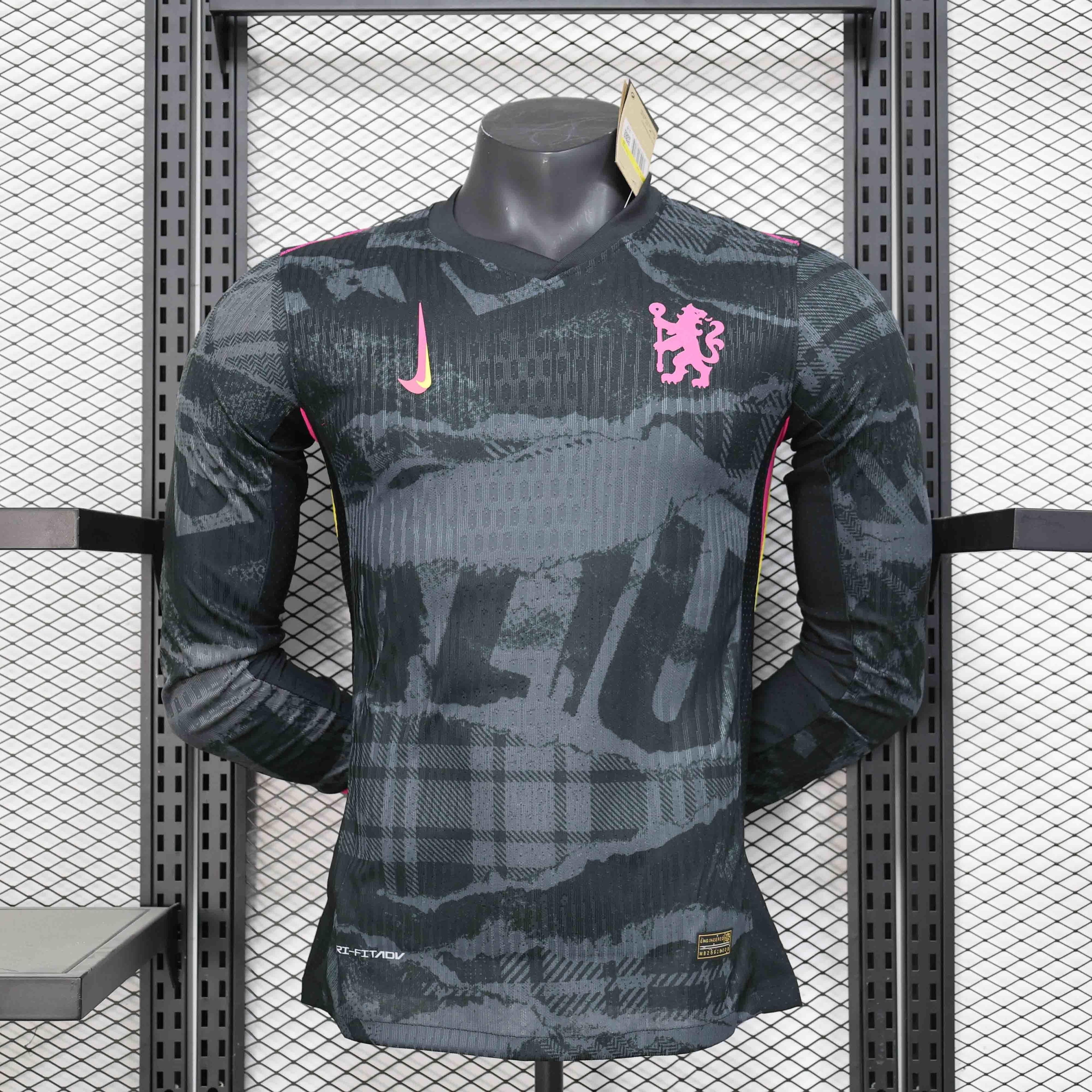 Maillot Chelsea manches longues 2024-25 de la marque Le 12 -ème Maillot, vue de face avec logo et détails du design.