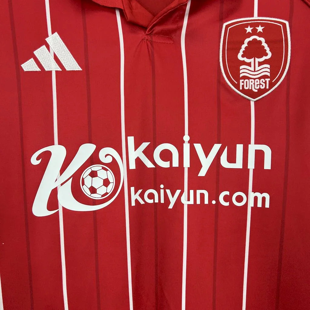 Maillot Nottingham Forest 2025-26 de Le 12 -ème Maillot, maillot de football avec logo et design officiel visible.