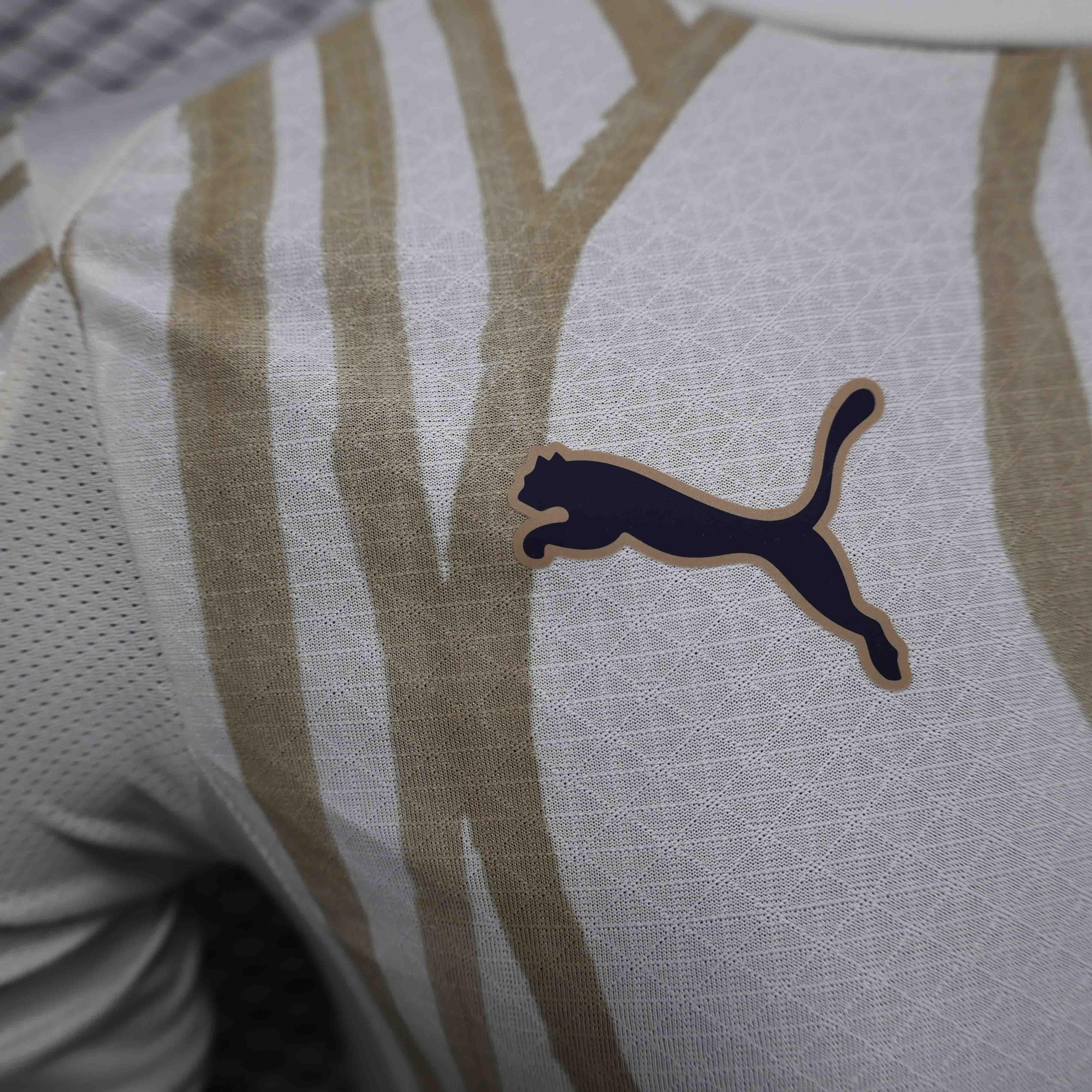 Maillot extérieur de l'équipe de football Al-Hilal 2025-26, marque Le 12 -ème Maillot, vue de face avec logo et designs distinctifs