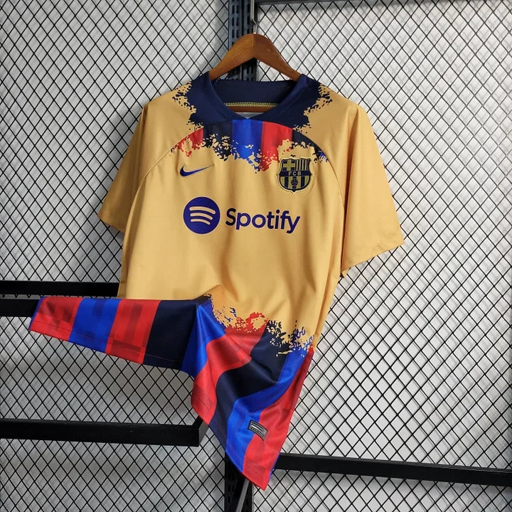 Maillot concept FC Barcelone 2023 de Le 12 -ème Maillot, maillot de football avec logo du FC Barcelone et design moderne.