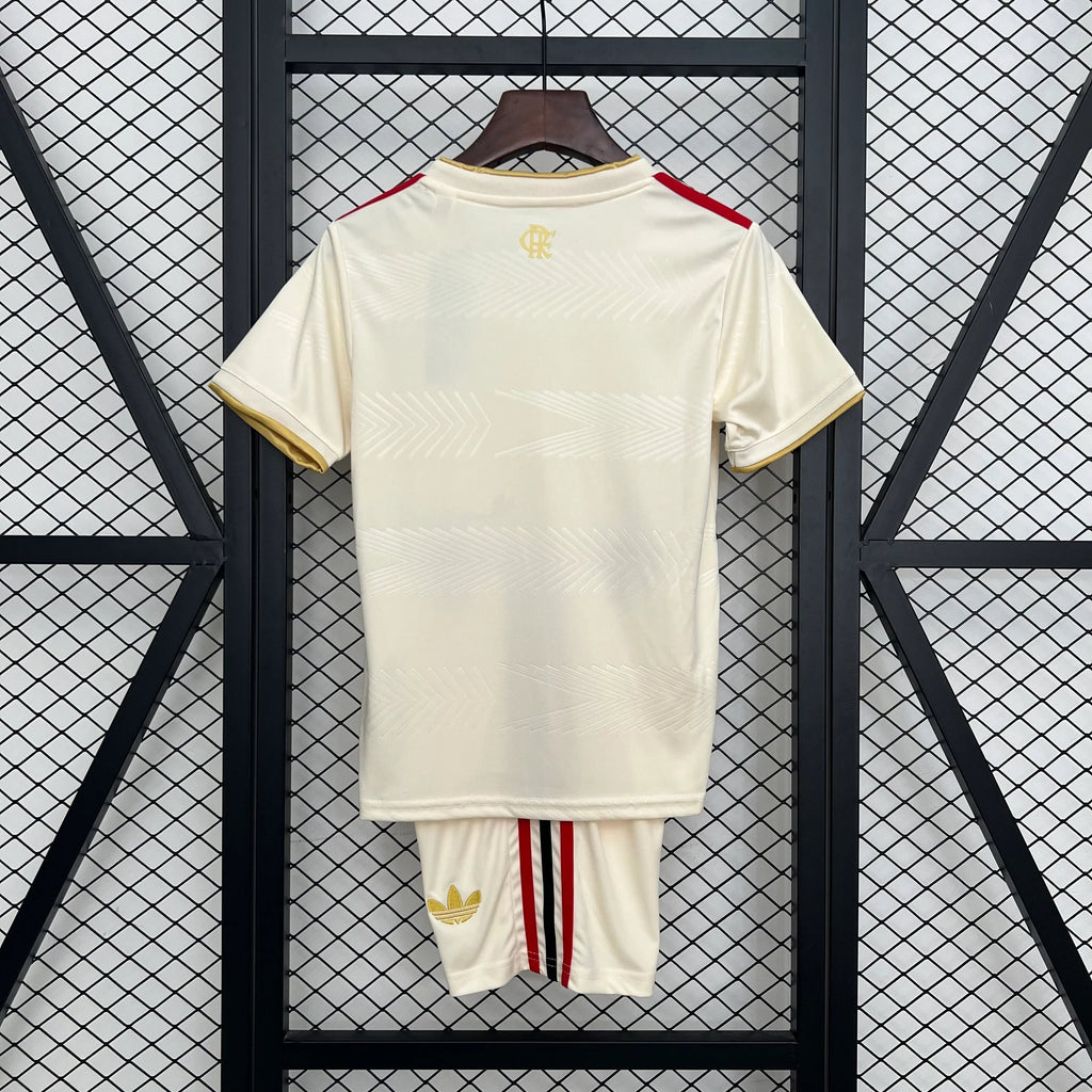 Kit enfant Flamengo 2025-26 de Le 12 -ème Maillot, maillot rouge avec logo du club, porté par un jeune joueur.