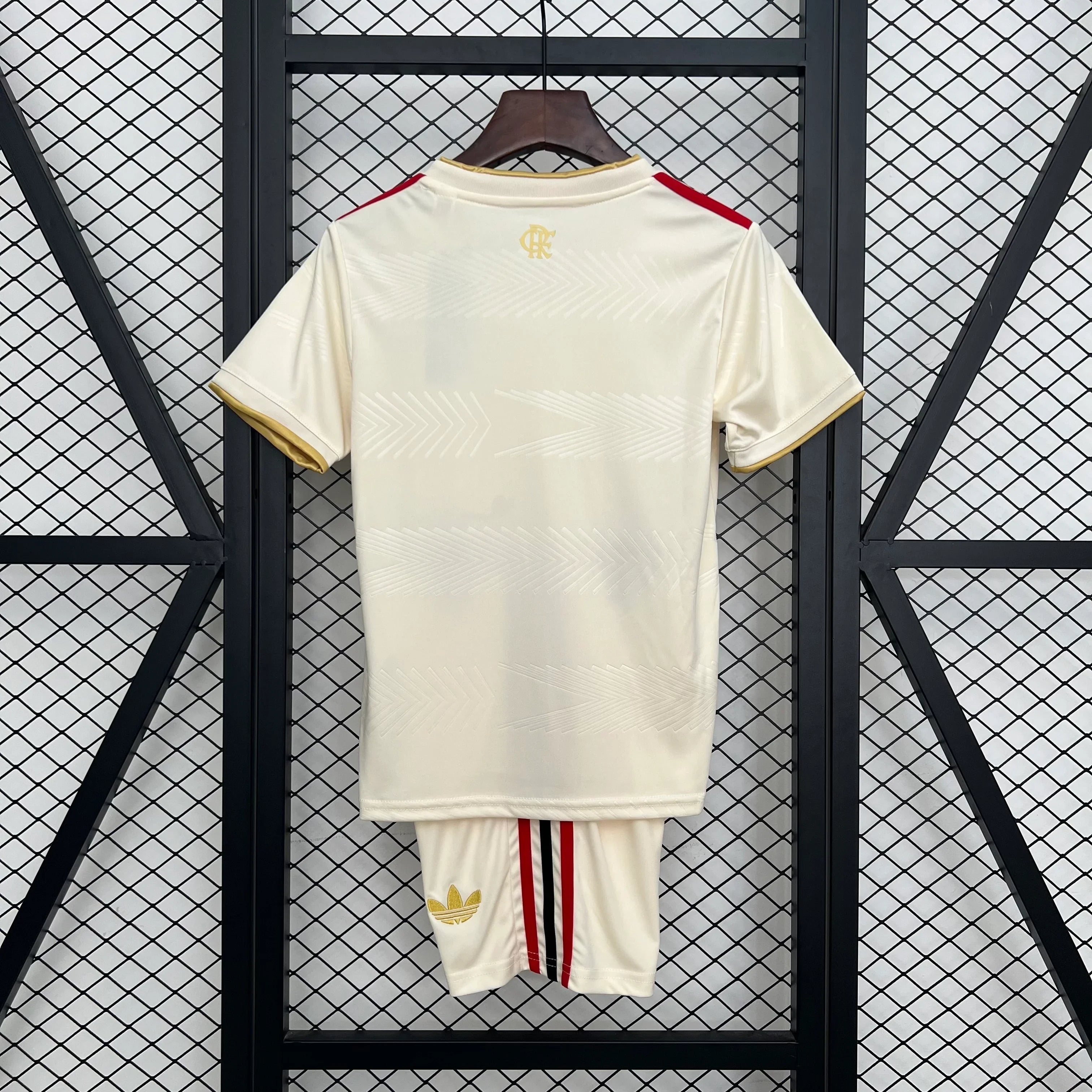 Kit enfant Flamengo 2025-26 de Le 12 -ème Maillot, maillot rouge avec logo du club, porté par un jeune joueur.