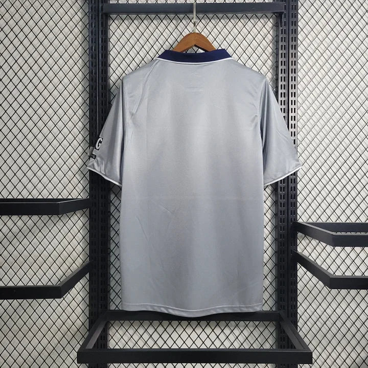 Maillot Paris Retro 2000 de Le 12 -ème Maillot, vêtement de sport avec design vintage, couleurs bleues et blanches, vue frontale.