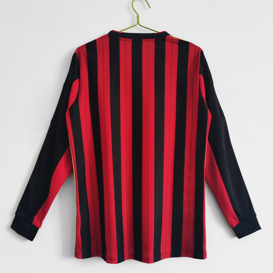 Maillot domicile rétro AC Milan 2013-2014 à manches longues, marque Le 12-ème Maillot, en tissu rouge et noir avec logo.