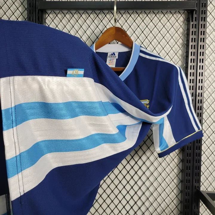Maillot Argentine rétro 1998 de Le 12 -ème Maillot, vue de face, avec détails du logo et design vintage bleu et blanc