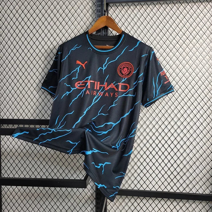 Maillot Manchester City saison 2023-2024 édition spéciale de Le 12 -ème Maillot, devant avec logo et design distinctif.