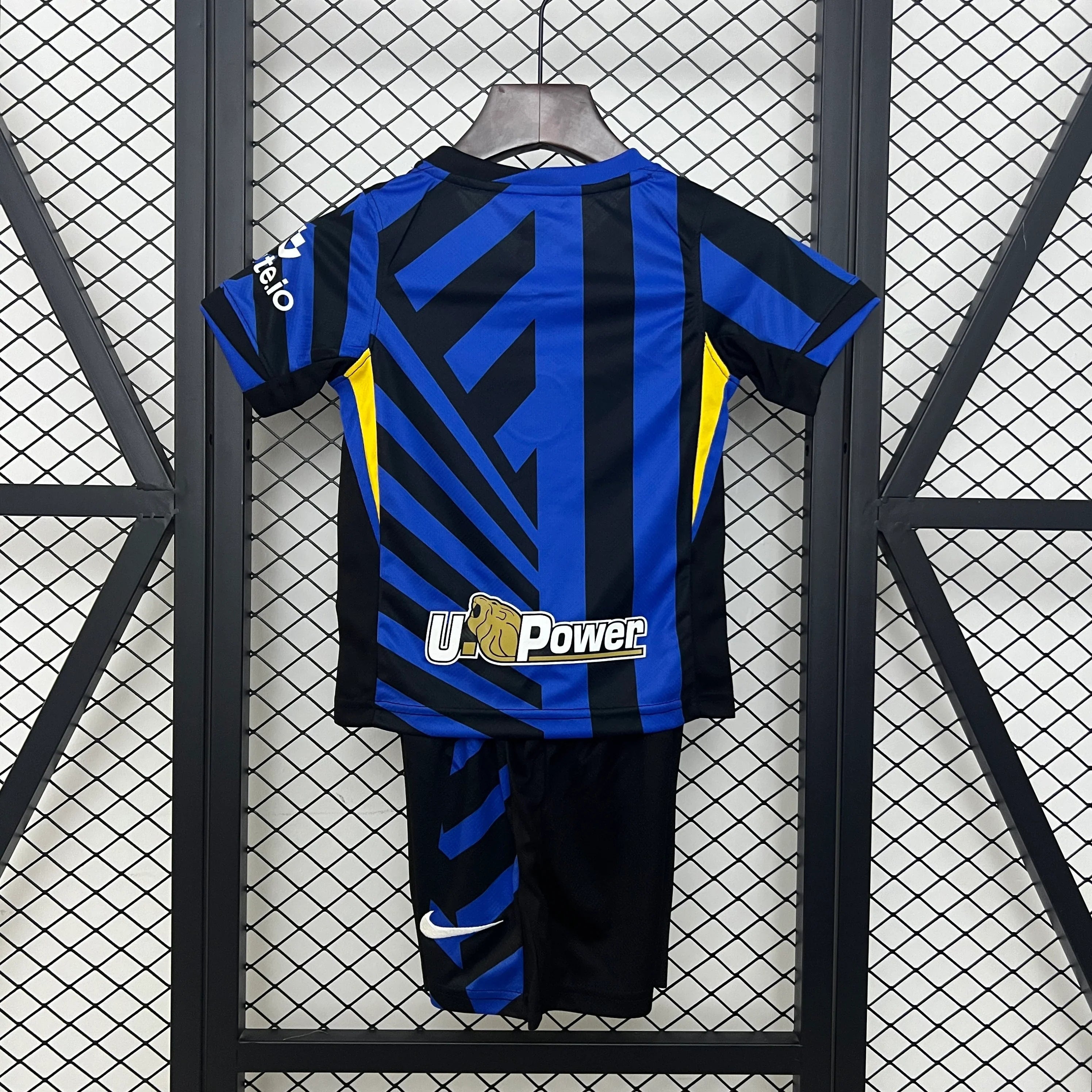 Maillot enfant Inter Milan 2024-25, kit officiel Le 12 -ème Maillot, maillot de football pour jeunes joueurs.