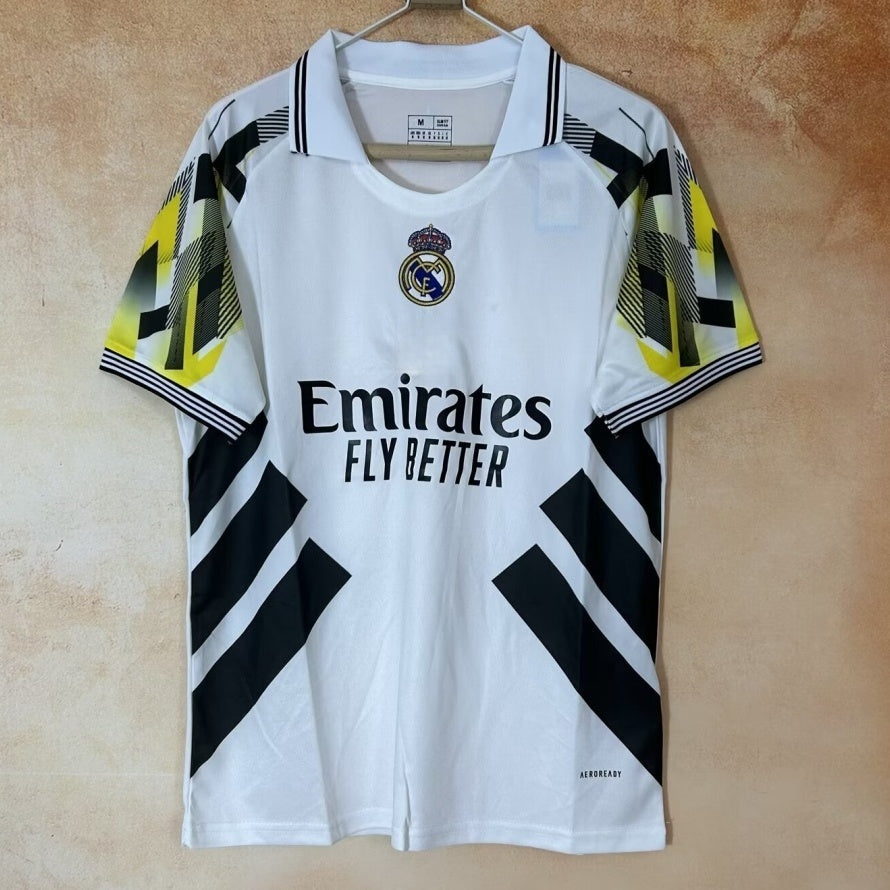 Maillot polo blanc Real Madrid Le 12 -ème Maillot taille 25/26, tissu confortable, logo du club visible.