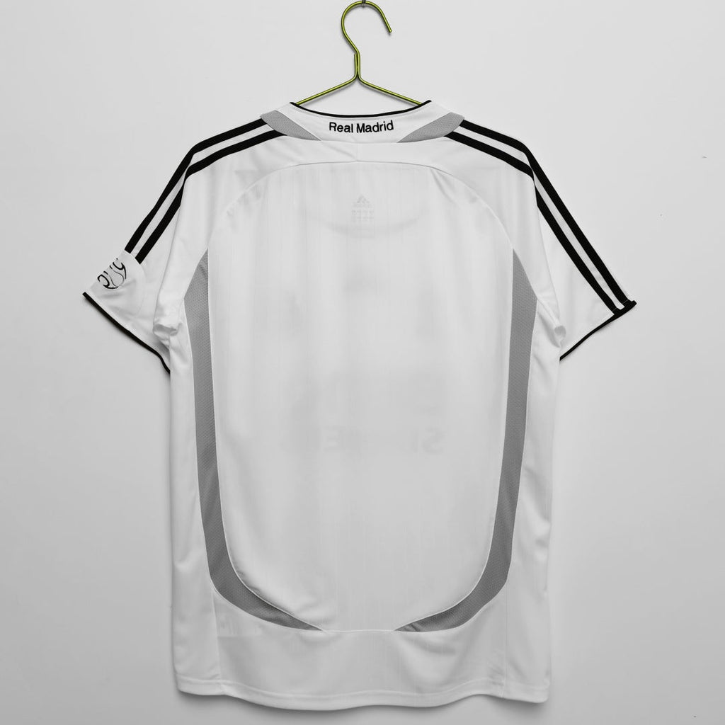 Maillot rétro domicile du Real Madrid 2017-2018 en blanc, signé par la marque Le 12 -ème Maillot, vue de face.