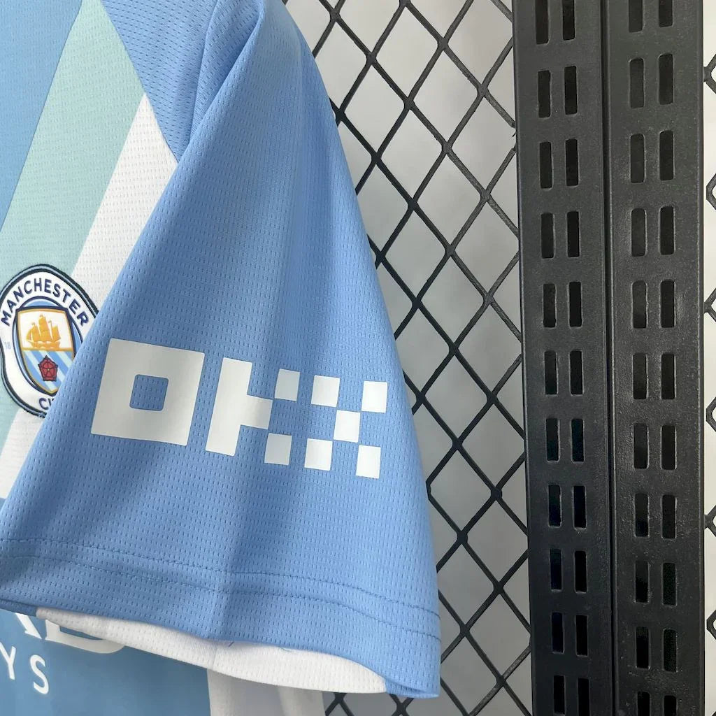 Maillot Manchester City 2025-26 Le 12 -ème Maillot, vue de face avec logo et design bleu et blanc.