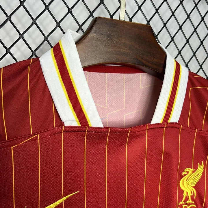 Maillot domicile Liverpool 2024/25 Le 12 -ème Maillot, maillot de football avec logo et couleurs traditionnelles rouges et blancs.