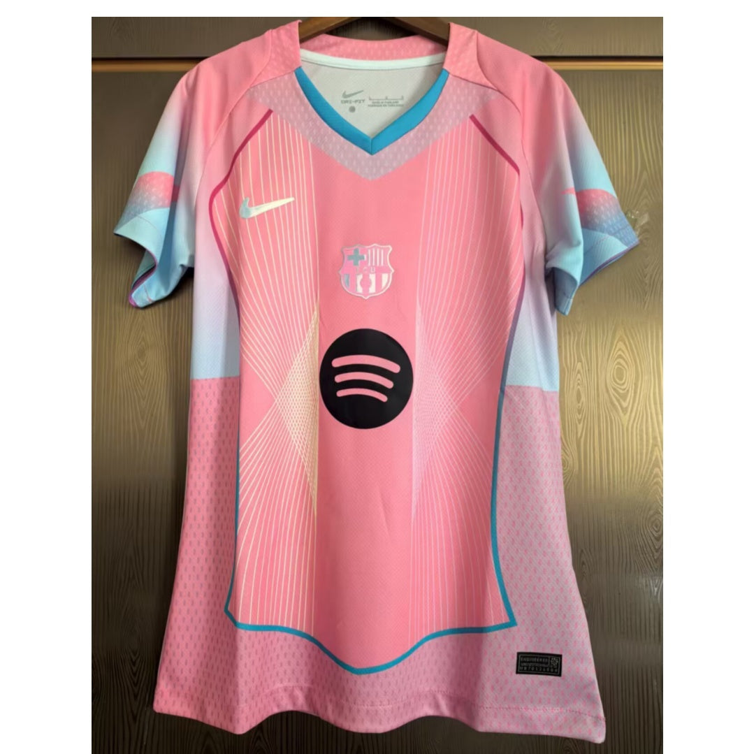 Maillot de football rose pour femme Le 12 -ème Maillot, taille 25/26, modèle Barcelone, affiché sur un mannequin.