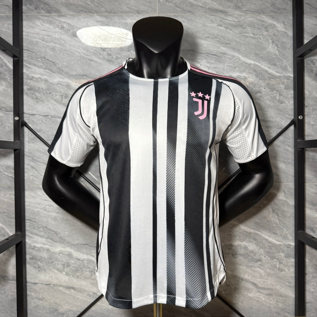 Maillot domicile Juventus 25/26 pour enfant, marque Le 12-ème Maillot, en tissu bleu avec logo et détails officiels.